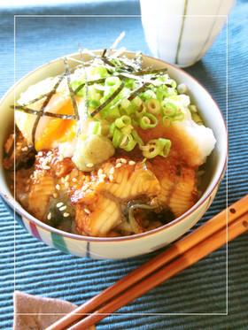 大根おろしと温泉卵を乗せたうなぎ丼